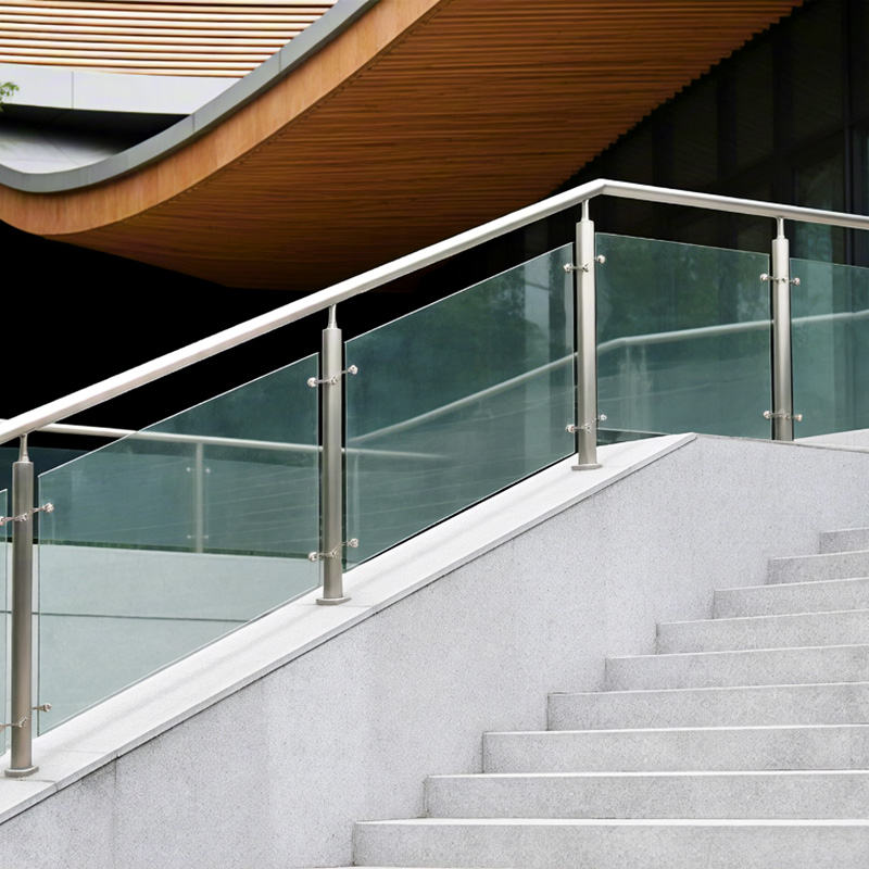Accesorios para pasamanos de acero inoxidable: combinaciones de vidrio y acero inoxidable para sistemas de pasamanos elegantes y duraderos